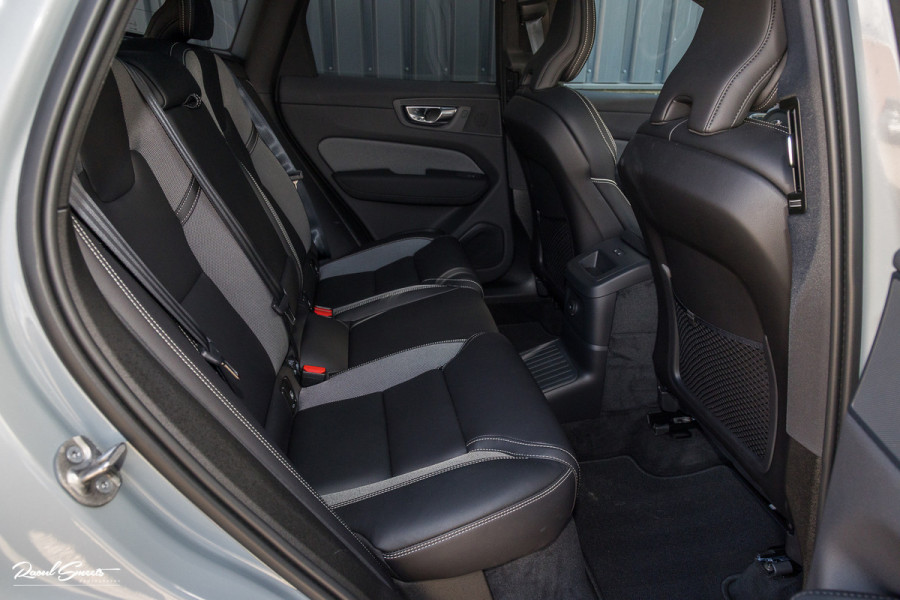 Volvo XC60 2.0 T6 Plug-in hybrid AWD Plus Black Edition Long Range | Facelift | Zwenkbare trekhaak | Panoramadak | Memory | Blis | Harman Kardon |