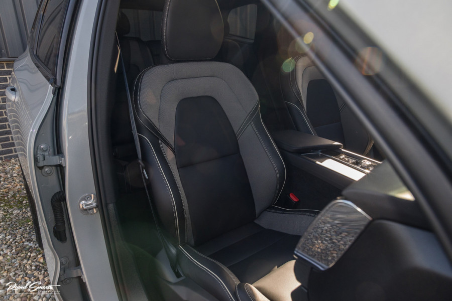 Volvo XC60 2.0 T6 Plug-in hybrid AWD Plus Black Edition Long Range | Facelift | Zwenkbare trekhaak | Panoramadak | Memory | Blis | Harman Kardon |
