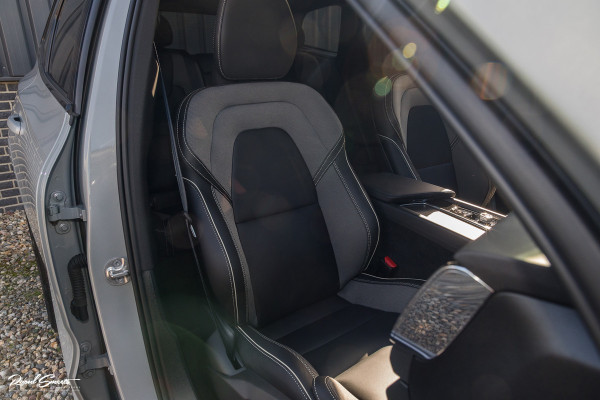 Volvo XC60 2.0 T6 Plug-in hybrid AWD Plus Black Edition Long Range | Facelift | Zwenkbare trekhaak | Panoramadak | Memory | Blis | Harman Kardon |