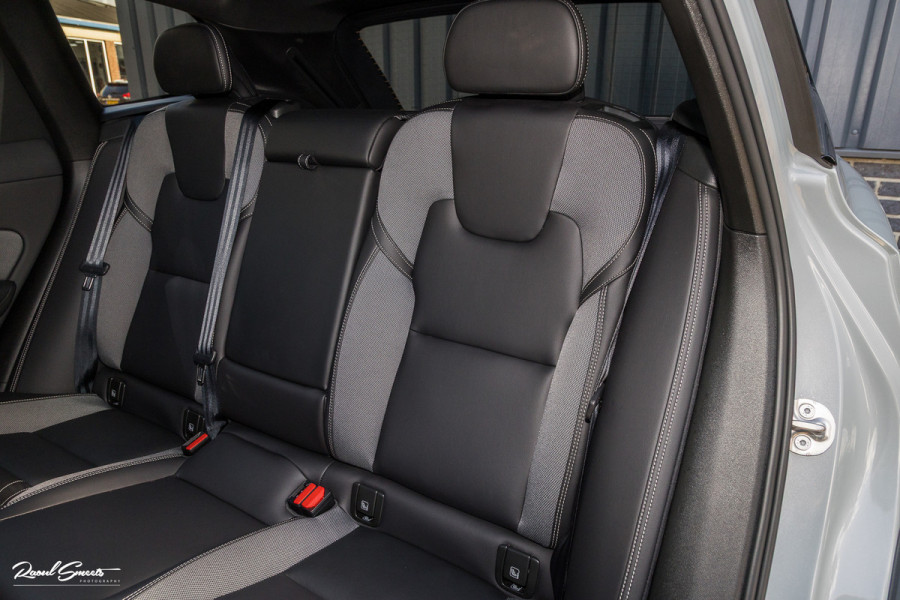 Volvo XC60 2.0 T6 Plug-in hybrid AWD Plus Black Edition Long Range | Facelift | Zwenkbare trekhaak | Panoramadak | Memory | Blis | Harman Kardon |