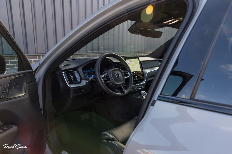 Volvo XC60 2.0 T6 Plug-in hybrid AWD Plus Black Edition Long Range | Facelift | Zwenkbare trekhaak | Panoramadak | Memory | Blis | Harman Kardon |