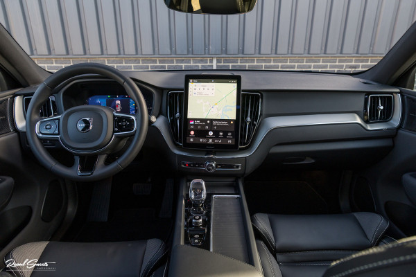 Volvo XC60 2.0 T6 Plug-in hybrid AWD Plus Black Edition Long Range | Facelift | Zwenkbare trekhaak | Panoramadak | Memory | Blis | Harman Kardon |