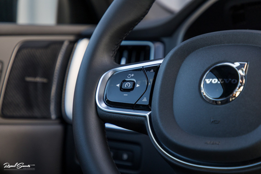 Volvo XC60 2.0 T6 Plug-in hybrid AWD Plus Black Edition Long Range | Facelift | Zwenkbare trekhaak | Panoramadak | Memory | Blis | Harman Kardon |
