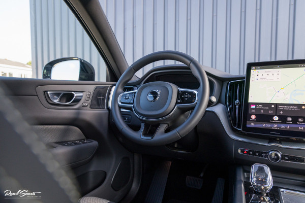 Volvo XC60 2.0 T6 Plug-in hybrid AWD Plus Black Edition Long Range | Facelift | Zwenkbare trekhaak | Panoramadak | Memory | Blis | Harman Kardon |