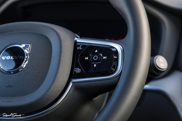 Volvo XC60 2.0 T6 Plug-in hybrid AWD Plus Black Edition Long Range | Facelift | Zwenkbare trekhaak | Panoramadak | Memory | Blis | Harman Kardon |