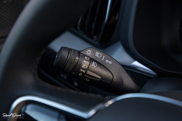 Volvo XC60 2.0 T6 Plug-in hybrid AWD Plus Black Edition Long Range | Facelift | Zwenkbare trekhaak | Panoramadak | Memory | Blis | Harman Kardon |