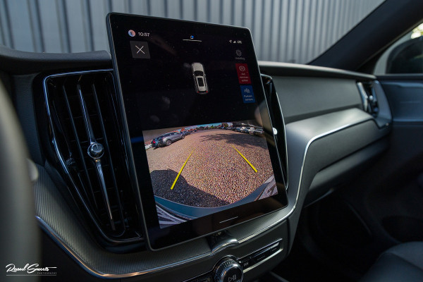 Volvo XC60 2.0 T6 Plug-in hybrid AWD Plus Black Edition Long Range | Facelift | Zwenkbare trekhaak | Panoramadak | Memory | Blis | Harman Kardon |