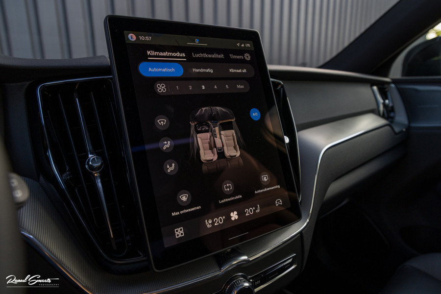 Volvo XC60 2.0 T6 Plug-in hybrid AWD Plus Black Edition Long Range | Facelift | Zwenkbare trekhaak | Panoramadak | Memory | Blis | Harman Kardon |