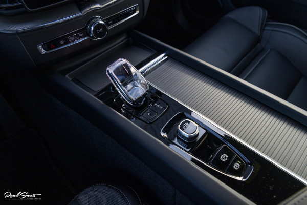 Volvo XC60 2.0 T6 Plug-in hybrid AWD Plus Black Edition Long Range | Facelift | Zwenkbare trekhaak | Panoramadak | Memory | Blis | Harman Kardon |