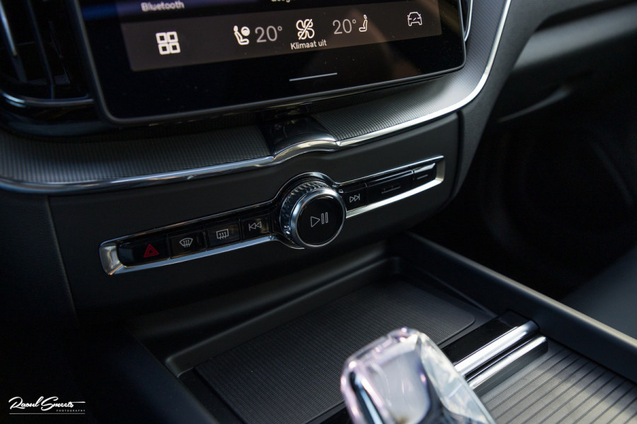 Volvo XC60 2.0 T6 Plug-in hybrid AWD Plus Black Edition Long Range | Facelift | Zwenkbare trekhaak | Panoramadak | Memory | Blis | Harman Kardon |