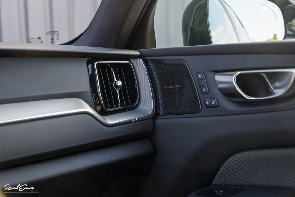 Volvo XC60 2.0 T6 Plug-in hybrid AWD Plus Black Edition Long Range | Facelift | Zwenkbare trekhaak | Panoramadak | Memory | Blis | Harman Kardon |