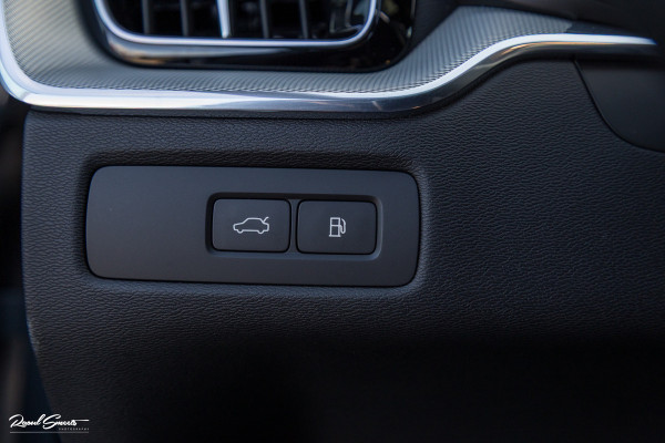 Volvo XC60 2.0 T6 Plug-in hybrid AWD Plus Black Edition Long Range | Facelift | Zwenkbare trekhaak | Panoramadak | Memory | Blis | Harman Kardon |