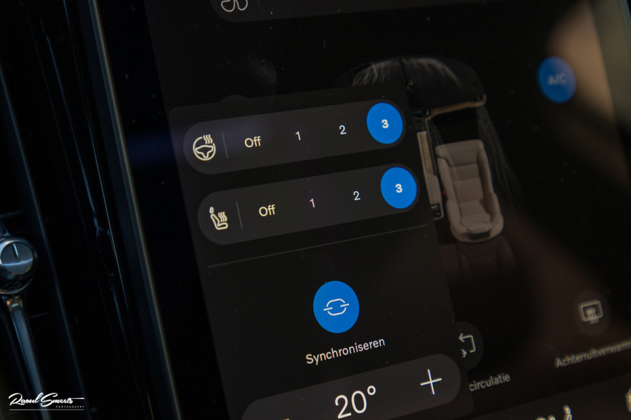 Volvo XC60 2.0 T6 Plug-in hybrid AWD Plus Black Edition Long Range | Facelift | Zwenkbare trekhaak | Panoramadak | Memory | Blis | Harman Kardon |