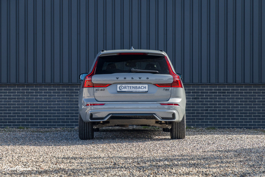 Volvo XC60 2.0 T6 Plug-in hybrid AWD Plus Black Edition Long Range | Facelift | Zwenkbare trekhaak | Panoramadak | Memory | Blis | Harman Kardon |