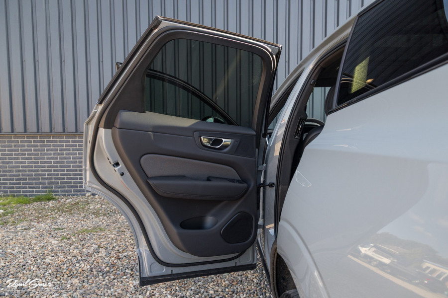 Volvo XC60 2.0 T6 Plug-in hybrid AWD Plus Black Edition Long Range | Facelift | Zwenkbare trekhaak | Panoramadak | Memory | Blis | Harman Kardon |