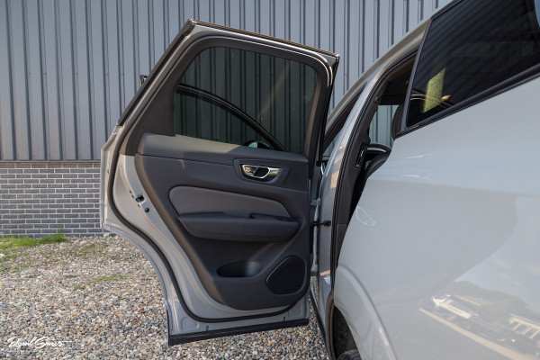 Volvo XC60 2.0 T6 Plug-in hybrid AWD Plus Black Edition Long Range | Facelift | Zwenkbare trekhaak | Panoramadak | Memory | Blis | Harman Kardon |