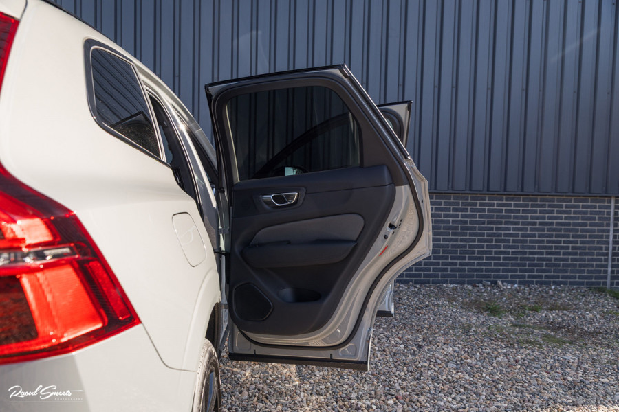 Volvo XC60 2.0 T6 Plug-in hybrid AWD Plus Black Edition Long Range | Facelift | Zwenkbare trekhaak | Panoramadak | Memory | Blis | Harman Kardon |