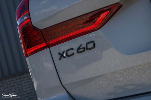 Volvo XC60 2.0 T6 Plug-in hybrid AWD Plus Black Edition Long Range | Facelift | Zwenkbare trekhaak | Panoramadak | Memory | Blis | Harman Kardon |