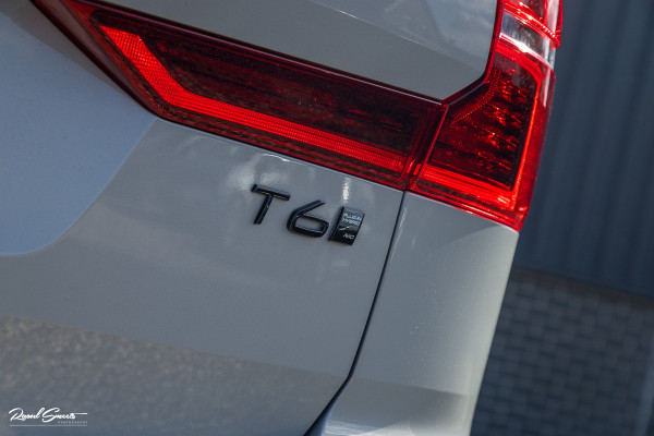Volvo XC60 2.0 T6 Plug-in hybrid AWD Plus Black Edition Long Range | Facelift | Zwenkbare trekhaak | Panoramadak | Memory | Blis | Harman Kardon |