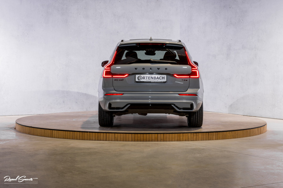 Volvo XC60 2.0 T6 Plug-in hybrid AWD Plus Black Edition Long Range | Facelift | Zwenkbare trekhaak | Panoramadak | Memory | Blis | Harman Kardon |
