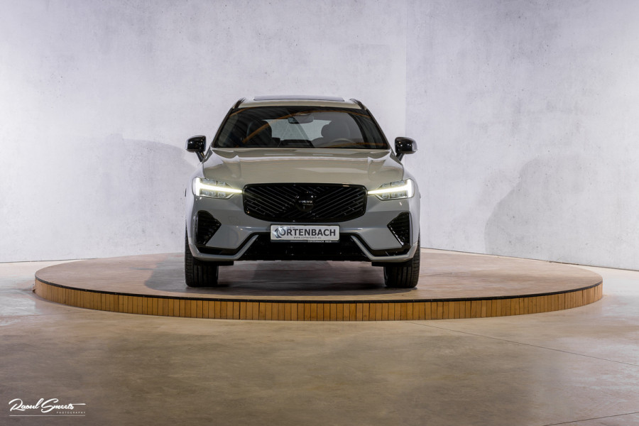 Volvo XC60 2.0 T6 Plug-in hybrid AWD Plus Black Edition Long Range | Facelift | Zwenkbare trekhaak | Panoramadak | Memory | Blis | Harman Kardon |
