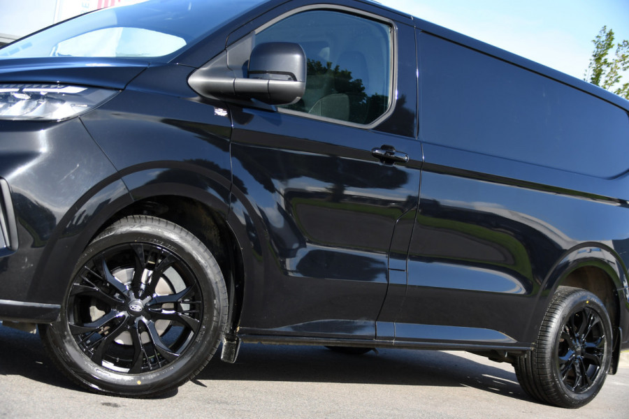 Ford Transit Custom 300 2.0 TDCI L1H1 Limited Black Edition Camera, Cruise, Carplay, LED, Stoelverwarming , 150pk, Sensoren, Trekhaak, Multimedia, Uniek!