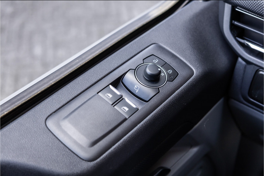 Ford Transit Custom 320 2.0 TDCI 150 PK L2H1 Limited | 6-zitter | ACC | Blind Spot | Navigatie | CarPlay | Camera | Trekhaak | Stoel- en stuurwielverwarming | DAB | BPM Vrij | Luxe dubbel cabine