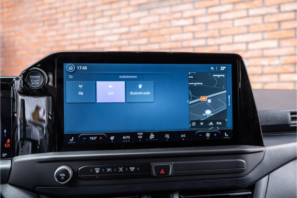 Ford Transit Custom 320 2.0 TDCI 150 PK L2H1 Limited | 6-zitter | ACC | Blind Spot | Navigatie | CarPlay | Camera | Trekhaak | Stoel- en stuurwielverwarming | DAB | BPM Vrij | Luxe dubbel cabine