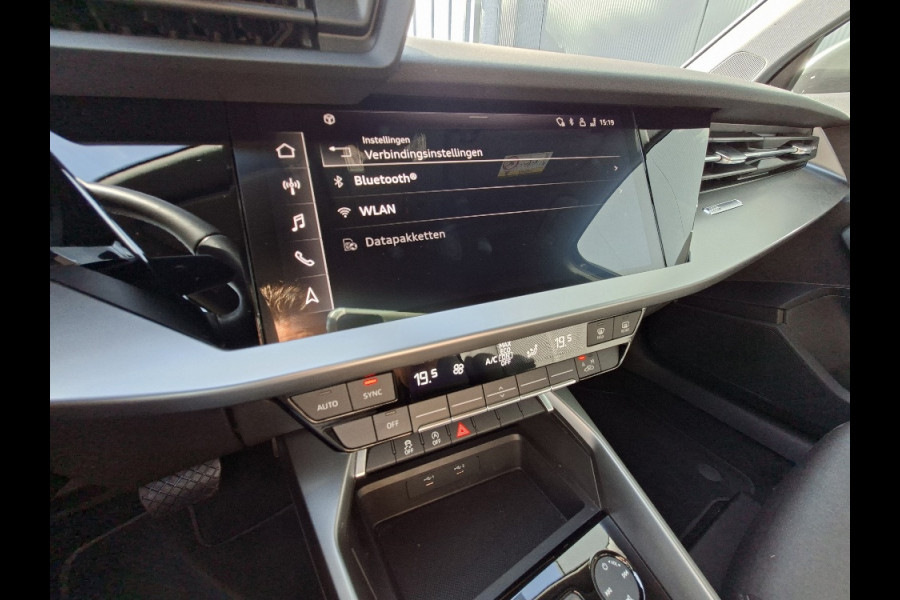 Audi A3 Limousine 30 TFSI AUTOMAAT * Carplay * Climate Control * Parkeersensoren *