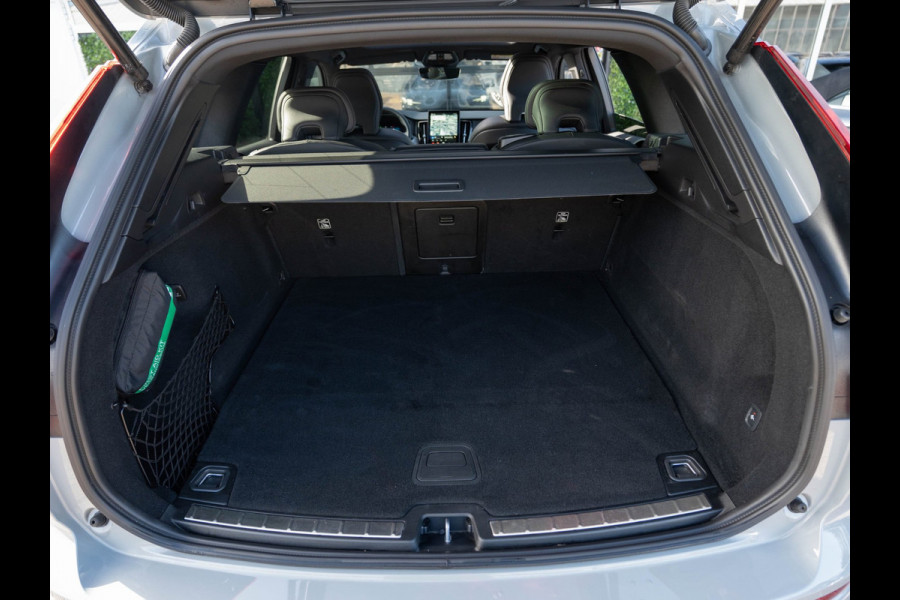 Volvo XC60 2.0 T6 Plug-in hybrid AWD Plus Black Edition | Pano | SOH 99% | Surround View | Trekhaak | BTW