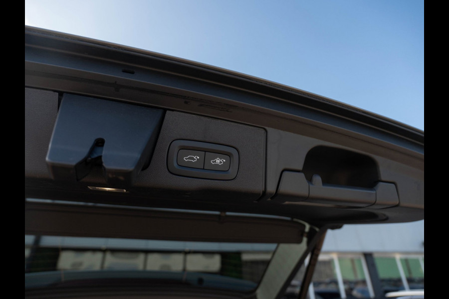 Volvo XC60 2.0 T6 Plug-in hybrid AWD Plus Black Edition | Pano | SOH 99% | Surround View | Trekhaak | BTW