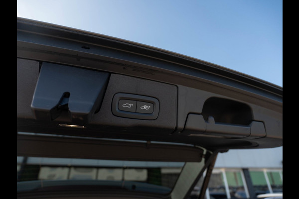 Volvo XC60 2.0 T6 Plug-in hybrid AWD Plus Black Edition | Pano | SOH 99% | Surround View | Trekhaak | BTW