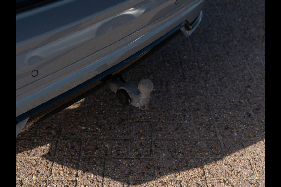 Volvo XC60 2.0 T6 Plug-in hybrid AWD Plus Black Edition | Pano | SOH 99% | Surround View | Trekhaak | BTW