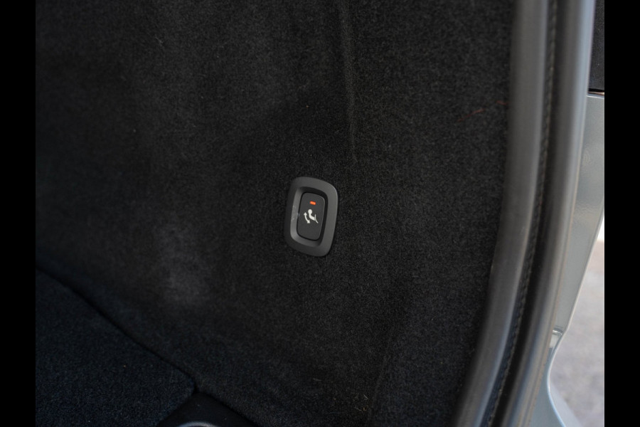 Volvo XC60 2.0 T6 Plug-in hybrid AWD Plus Black Edition | Pano | SOH 99% | Surround View | Trekhaak | BTW