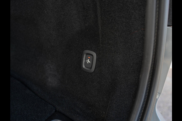 Volvo XC60 2.0 T6 Plug-in hybrid AWD Plus Black Edition | Pano | SOH 99% | Surround View | Trekhaak | BTW