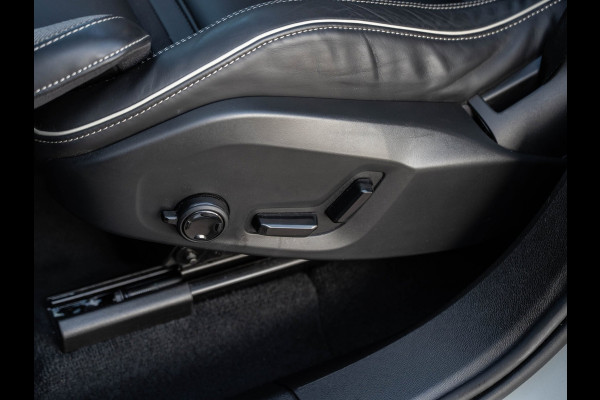 Volvo XC60 2.0 T6 Plug-in hybrid AWD Plus Black Edition | Pano | SOH 99% | Surround View | Trekhaak | BTW
