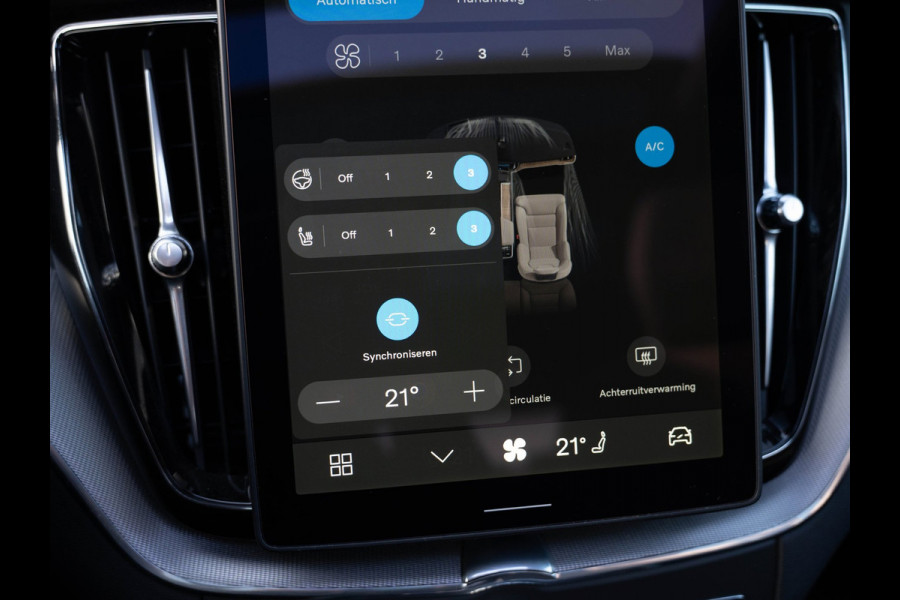 Volvo XC60 2.0 T6 Plug-in hybrid AWD Plus Black Edition | Pano | SOH 99% | Surround View | Trekhaak | BTW