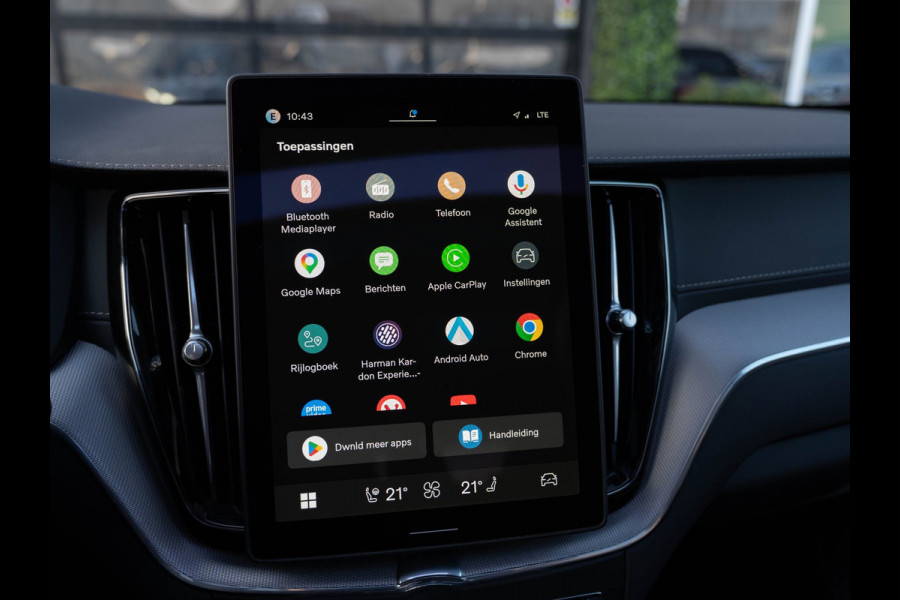 Volvo XC60 2.0 T6 Plug-in hybrid AWD Plus Black Edition | Pano | SOH 99% | Surround View | Trekhaak | BTW