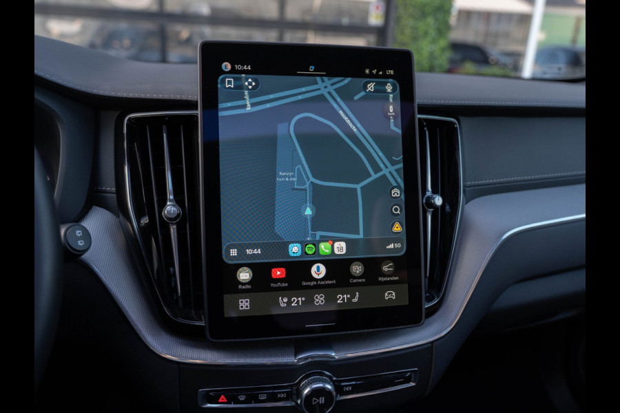 Volvo XC60 2.0 T6 Plug-in hybrid AWD Plus Black Edition | Pano | SOH 99% | Surround View | Trekhaak | BTW