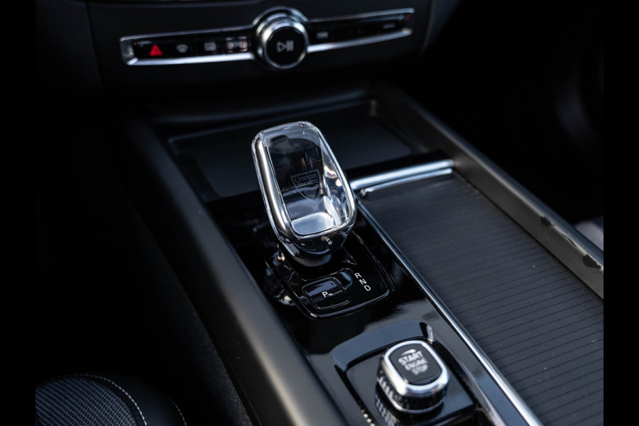 Volvo XC60 2.0 T6 Plug-in hybrid AWD Plus Black Edition | Pano | SOH 99% | Surround View | Trekhaak | BTW