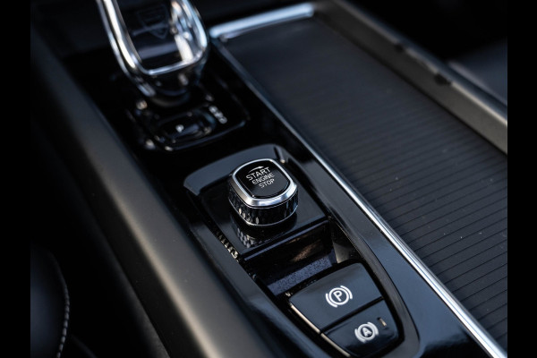 Volvo XC60 2.0 T6 Plug-in hybrid AWD Plus Black Edition | Pano | SOH 99% | Surround View | Trekhaak | BTW