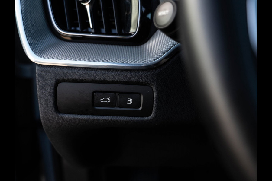 Volvo XC60 2.0 T6 Plug-in hybrid AWD Plus Black Edition | Pano | SOH 99% | Surround View | Trekhaak | BTW