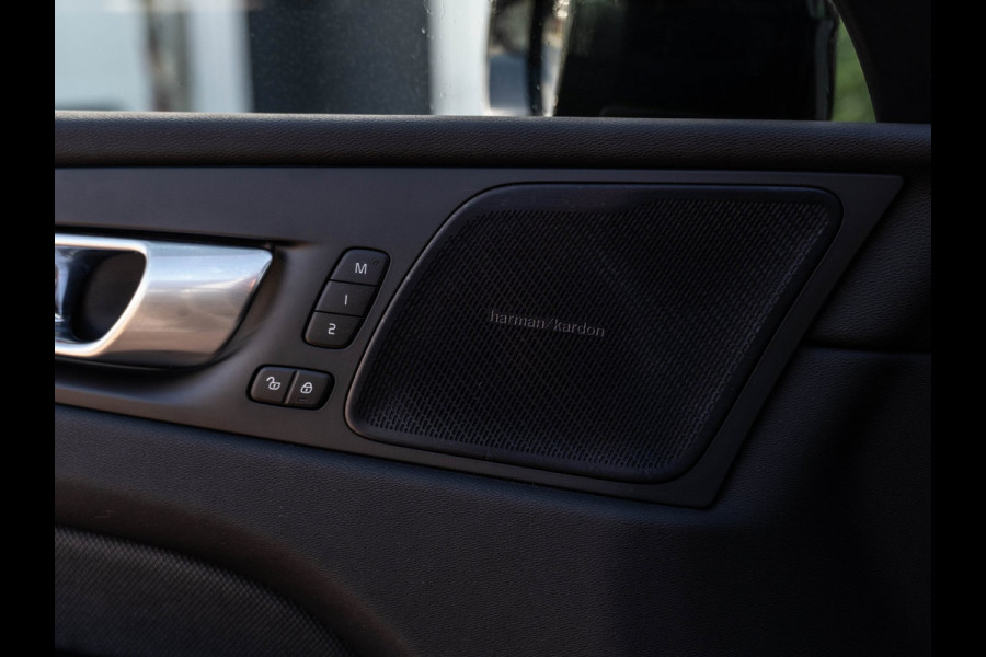Volvo XC60 2.0 T6 Plug-in hybrid AWD Plus Black Edition | Pano | SOH 99% | Surround View | Trekhaak | BTW