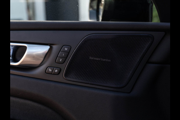 Volvo XC60 2.0 T6 Plug-in hybrid AWD Plus Black Edition | Pano | SOH 99% | Surround View | Trekhaak | BTW