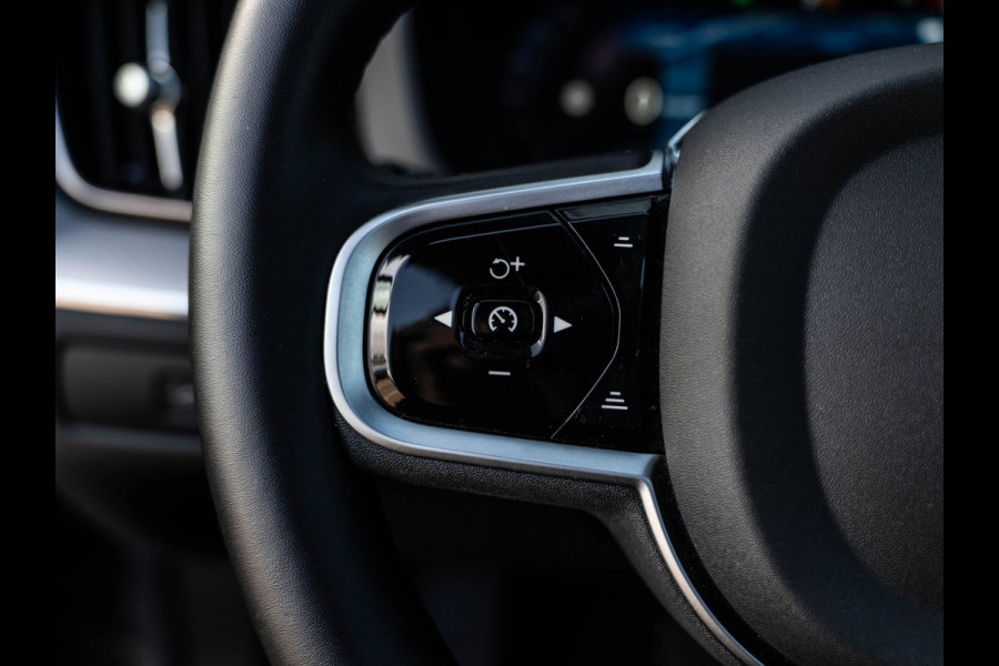 Volvo XC60 2.0 T6 Plug-in hybrid AWD Plus Black Edition | Pano | SOH 99% | Surround View | Trekhaak | BTW