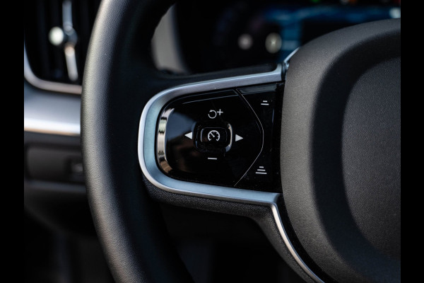 Volvo XC60 2.0 T6 Plug-in hybrid AWD Plus Black Edition | Pano | SOH 99% | Surround View | Trekhaak | BTW