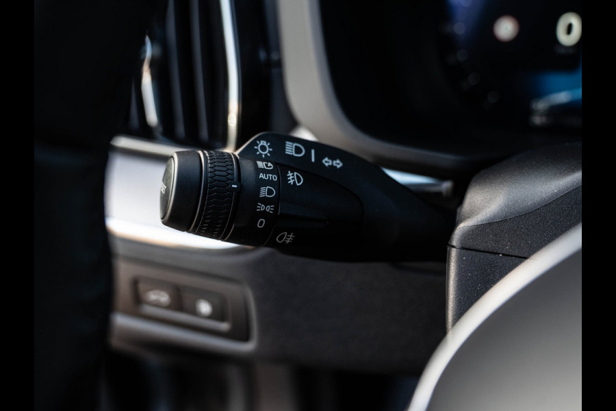 Volvo XC60 2.0 T6 Plug-in hybrid AWD Plus Black Edition | Pano | SOH 99% | Surround View | Trekhaak | BTW