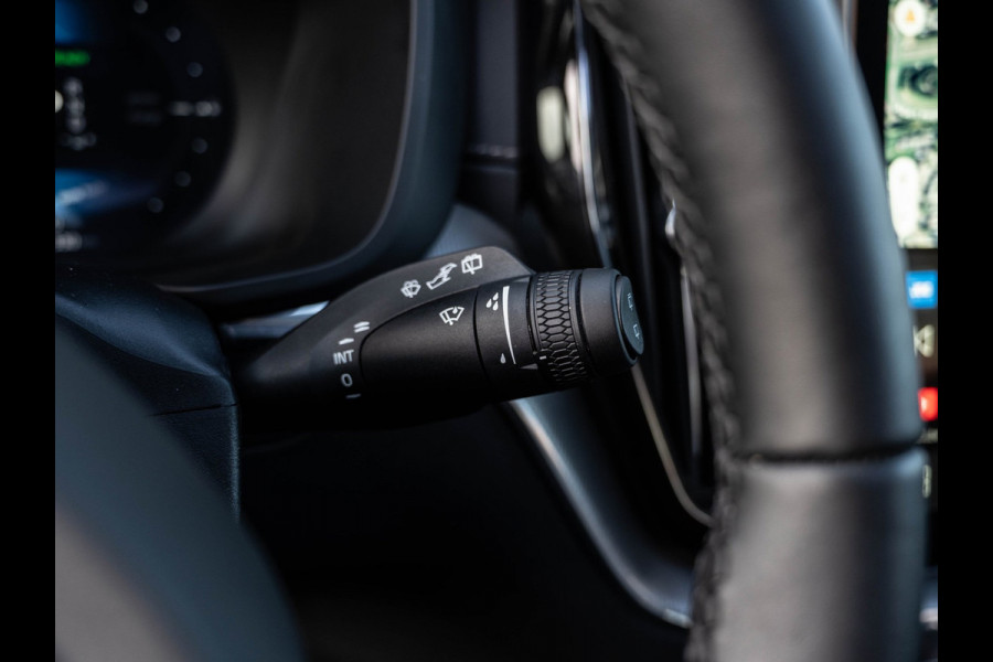 Volvo XC60 2.0 T6 Plug-in hybrid AWD Plus Black Edition | Pano | SOH 99% | Surround View | Trekhaak | BTW