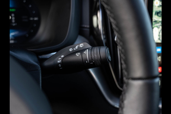 Volvo XC60 2.0 T6 Plug-in hybrid AWD Plus Black Edition | Pano | SOH 99% | Surround View | Trekhaak | BTW