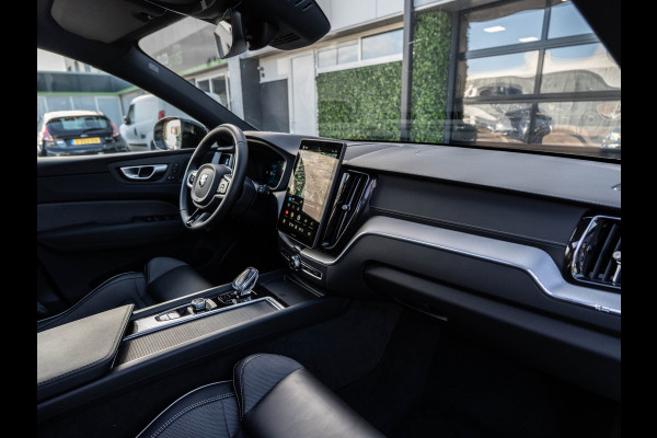 Volvo XC60 2.0 T6 Plug-in hybrid AWD Plus Black Edition | Pano | SOH 99% | Surround View | Trekhaak | BTW